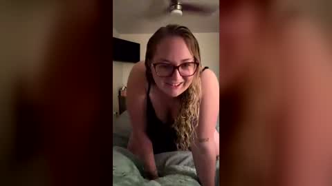 Snapshot of livyourfantasy chatting on 06-12-26, 02:32 Liv online show from 06-12-26, 02:32
