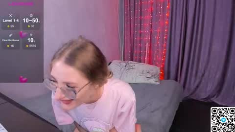 Snapshot of livyybosom chatting on 09-28-25, 07:52 My name is Livy Nice to meet you Thumbs up please its important online show from 09-28-25, 07:52