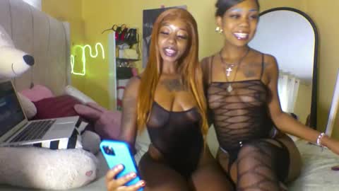 Snapshot of liyahs_lair chatting on 10-19-25, 08:37 liyah online show from 10-19-25, 08:37