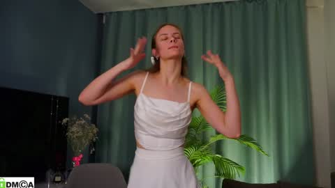 Snapshot of lizbethcoll chatting on 12-16-24, 04:27 Sunnheart online show from 12-16-24, 04:27