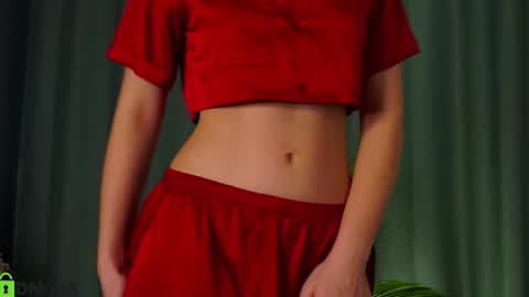 Snapshot of lizbethcoll chatting on 12-18-24, 07:41 Sunnheart online show from 12-18-24, 07:41