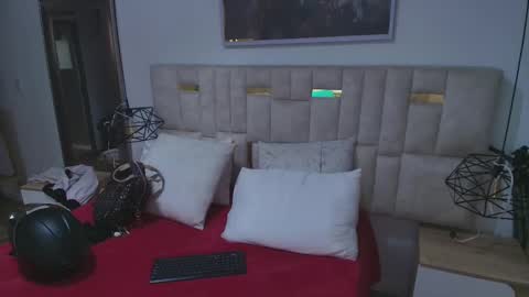 Lizz  online show from 11-22-25, 11:42