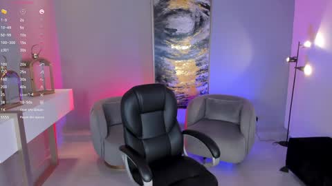 Snapshot of lizzhamilton_ chatting on 01-10-25, 11:29 Lizzi  online show from 01-10-25, 11:29