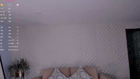 Snapshot of lizzhamilton_ chatting on 01-28-25, 03:47 Lizzi  online show from 01-28-25, 03:47