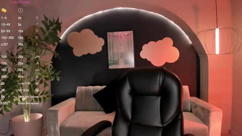 Snapshot of lizzhamilton_ chatting on 02-20-25, 02:29 Lizzi  online show from 02-20-25, 02:29