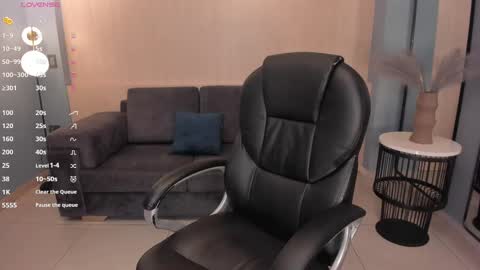 Snapshot of lizzhamilton_ chatting on 03-02-25, 12:09 Lizzi  online show from 03-02-25, 12:09