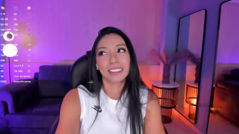 Snapshot of lizzhamilton_ chatting on 03-06-25, 08:37 Lizzi  online show from 03-06-25, 08:37