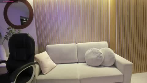 Snapshot of lizzhamilton_ chatting on 03-10-25, 08:23 Lizzi  online show from 03-10-25, 08:23