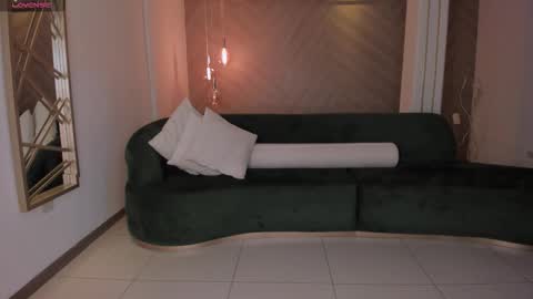 Snapshot of lizzhamilton_ chatting on 09-08-25, 08:30 Lizzi  online show from 09-08-25, 08:30