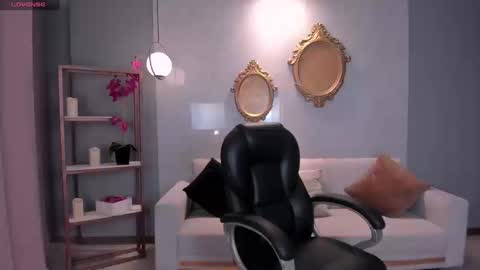 Snapshot of lizzhamilton_ chatting on 09-15-25, 08:42 Lizzi  online show from 09-15-25, 08:42