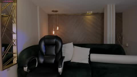 Snapshot of lizzhamilton_ chatting on 10-16-25, 09:49 Lizzi  online show from 10-16-25, 09:49