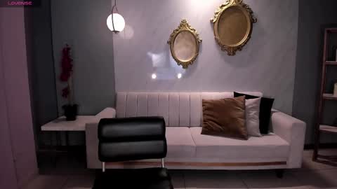 Lizzi  online show from 11-24-25, 09:14