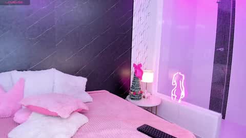 Snapshot of lizziierose chatting on 12-16-24, 12:06 I am Lizz online show from 12-16-24, 12:06