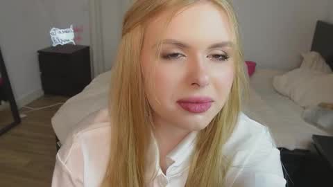 Snapshot of locacoco chatting on 10-21-25, 11:11 Elva online show from 10-21-25, 11:11