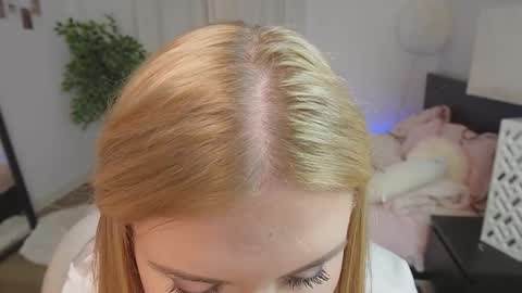 Snapshot of locacoco chatting on 10-24-25, 11:06 Elva online show from 10-24-25, 11:06