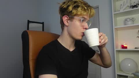 LOGAN FRASER online show from 10-12-25, 05:50