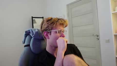 LOGAN FRASER online show from 10-18-25, 01:23