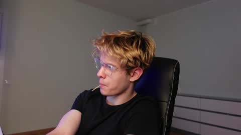 LOGAN FRASER online show from 10-23-25, 06:23