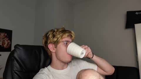 LOGAN FRASER online show from 10-26-25, 02:45