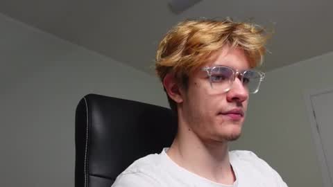 LOGAN FRASER online show from 10-28-25, 02:53