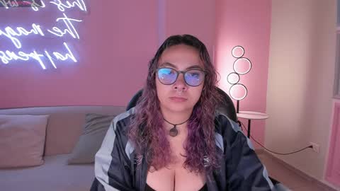 Snapshot of loiseharper chatting on 05-18-26, 07:20 Loise online show from 05-18-26, 07:20