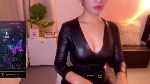Snapshot of loisewilliams chatting on 05-13-26, 08:27 Mistress L online show from 05-13-26, 08:27