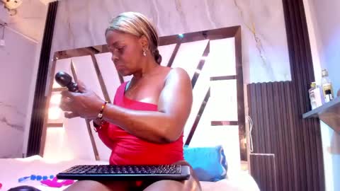Snapshot of lola_hornei chatting on 05-16-26, 11:53 Lola online show from 05-16-26, 11:53