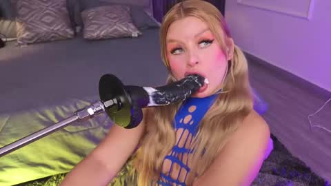 Snapshot of lolaangellx chatting on 05-21-26, 09:33 Lola Angel online show from 05-21-26, 09:33