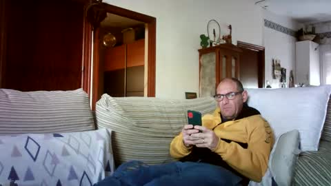 Snapshot of lolahueso chatting on 02-17-25, 03:31 LOLA HUESO y ERIC online show from 02-17-25, 03:31