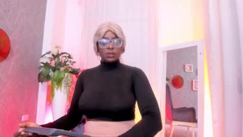 lola online show from 10-22-25, 04:24