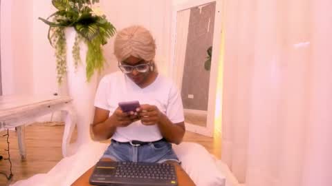 lola online show from 11-17-25, 12:55