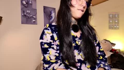 Snapshot of lolaleah_ chatting on 12-01-25, 02:44 Lola online show from 12-01-25, 02:44