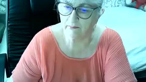 Snapshot of lolkaalyss chatting on 02-19-25, 10:34 LolkaAlyss online show from 02-19-25, 10:34