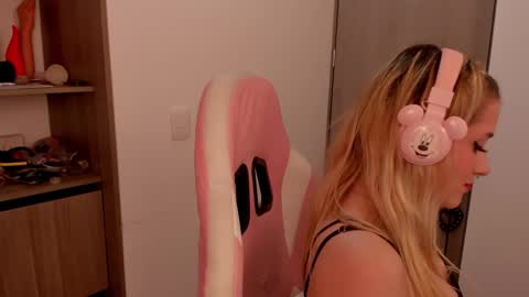 Snapshot of lolly_js_ chatting on 02-15-25, 02:58 Lolly online show from 02-15-25, 02:58