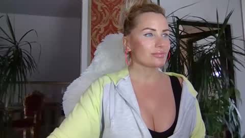 Snapshot of lollyta2023 chatting on 02-01-25, 12:05 Roxy online show from 02-01-25, 12:05