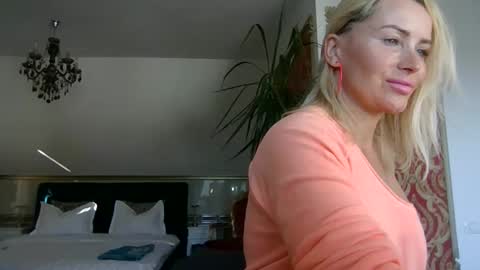 Snapshot of lollyta2023 chatting on 11-13-25, 01:32 Roxy online show from 11-13-25, 01:32