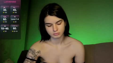 Snapshot of lololozhechka chatting on 05-13-26, 07:11 Elly online show from 05-13-26, 07:11