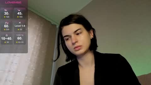 Snapshot of lololozhechka chatting on 05-23-26, 04:50 Elly online show from 05-23-26, 04:50