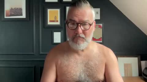 Snapshot of londongent2023 chatting on 09-17-25, 09:44 EnglishBear online show from 09-17-25, 09:44