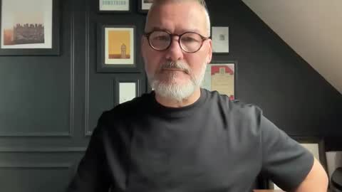 Snapshot of londongent2023 chatting on 10-10-25, 08:57 EnglishBear online show from 10-10-25, 08:57