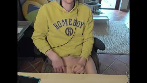 Snapshot of loomie chatting on 10-28-25, 12:09 loomie online show from 10-28-25, 12:09