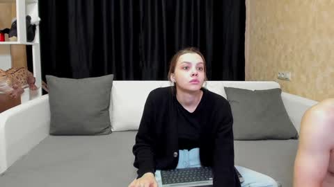 Jean and Isa right couple Mark and Eva left couple online show from 01-20-25, 08:09