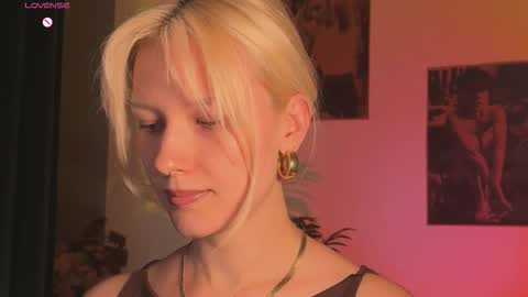 Snapshot of lora_hellyeah chatting on 09-13-25, 04:07 Lora heil online show from 09-13-25, 04:07