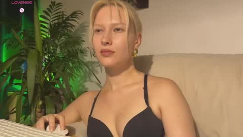 Snapshot of lora_hellyeah chatting on 09-18-25, 04:20 Lora heil online show from 09-18-25, 04:20