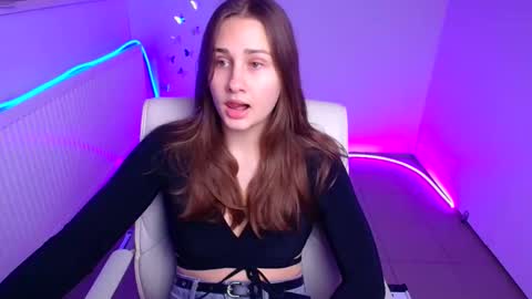 Snapshot of lora_kisses chatting on 10-20-25, 05:19 Lora online show from 10-20-25, 05:19