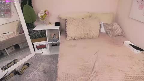 Lora online show from 04-25-26, 07:44