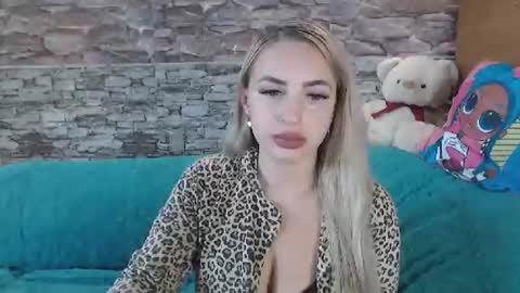 Snapshot of lorasinclare chatting on 10-09-25, 09:40 Queen LoraSinClare online show from 10-09-25, 09:40