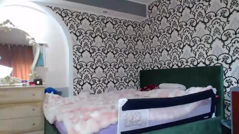 Queen LoraSinClare online show from 04-30-26, 07:58