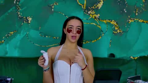 Snapshot of lorawarnner chatting on 01-19-25, 04:04 Miss online show from 01-19-25, 04:04