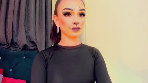 lesly lorena online show from 10-28-25, 03:43